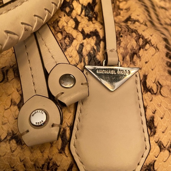 Michael Kors Blakely Bucket Bag - Picture 4 of 10